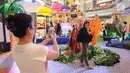 Pengunjung berpose di dekat dekorasi tematik Ramadan di pusat perbelanjaan, Jakarta, Selasa (30/5). Saat bulan Ramadan banyak warga menghabiskan waktu di Mall sembari menunggu berbuka puasa. (Liputan6.com/Gempur M Surya)