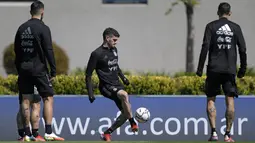 Gelandang Argentina, Rodrigo de Paul (tengah) mengoper bola selama sesi latihan di Ezeiza, Buenos Aires (6/10/2021). Argentina akan bertanding melawan Paraguay pada Kualifikasi Piala Dunia 2022 zona Amerika Latin di Stadion Defensores del Chaco. (AFP/Juan Mabromata)