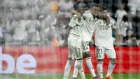 Penyerang Real Madrid asal Prancis #10, Kylian Mbappe, merayakan gol ketiga timnya bersama penyerang Real Madrid asal Brasil #07, Vinicius Junior (kiri), dan penyerang Real Madrid asal Maroko #21, Brahim Diaz, dalam pertandingan Liga Spanyol antara Real Madrid CF dan Villarreal CF di Stadion Santiago Bernabeu, Madrid, Minggu (5-10-2025) dini hari WIB. (Oscar DEL POZO/AFP)