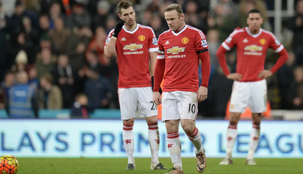 Penampilan MU juga masih belum stabil. Sepeninggal Sir Alex Ferguson, MU belum meraih lagi gelar Liga Inggris. Tumpuan berada di pundak Jose Mourinho yang akan mulai menukangi MU musim depan. (AFP/Oli Scarff)