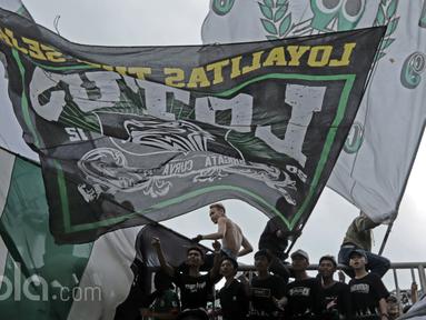 Aksi Brigata Curva Sud saat mendukung PSS Sleman berlaga melawan Persipura Jayapura pada partai pembuka Grup 1 Piala Presiden 2017 di Stadion Maguwoharjo, Sabtu (4/2/2017). PSS Sleman bermain imbang 0-0. (Bola.com/Nicklas Hanoatubun)