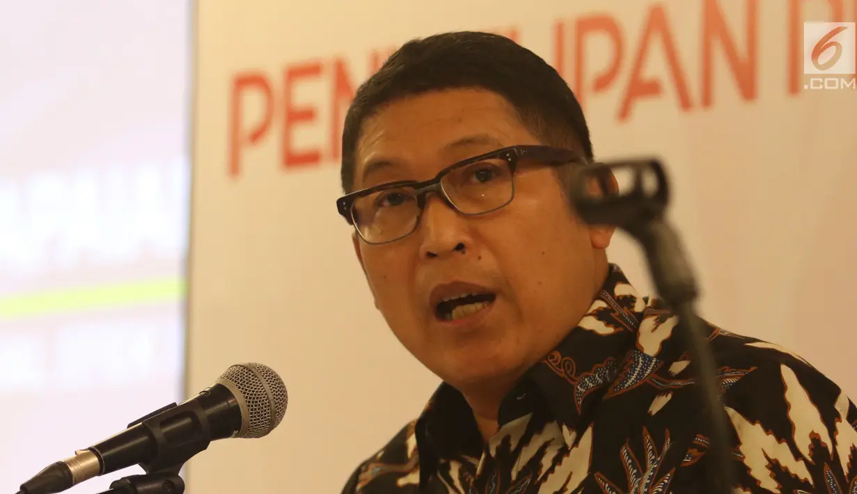 Direktur Utama BEI Inarno Djajadi memamarkan penutupan perdagangan Bursa Efek Indonesia (BEI) di Jakarta, Jumat (28/12). Inarno mengatakan, jumlah etimen tahun 2018 tertinggi sejak privatisasi BEI pada tahun 1992. (Liputan6.com/Angga Yuniar)