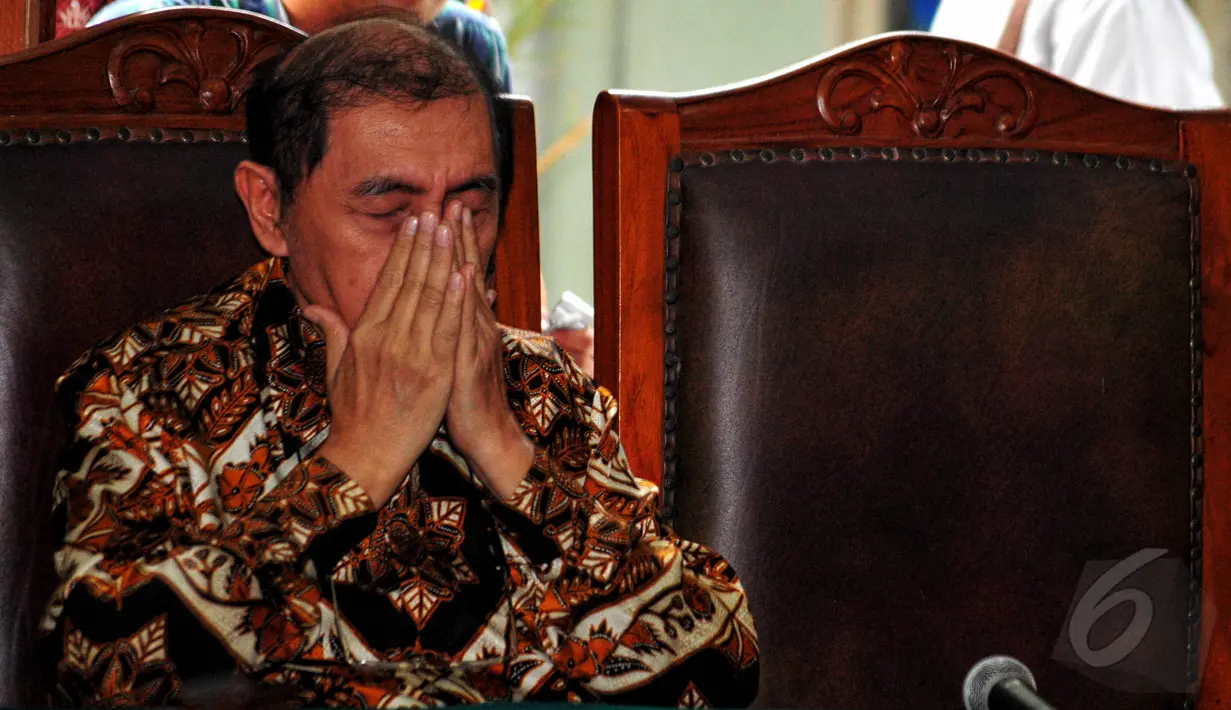 Mantan Dirjen Pajak, Hadi Poernomo tak kuasa menahan air mata usai hakim mengabulkan gugatan praperadilan terkait penetapannya sebagai tersangka oleh KPK di Pengadilan Negeri Jakarta Selatan, Selasa (26/5/2015). (Liputan6.com/Yoppy Renato)