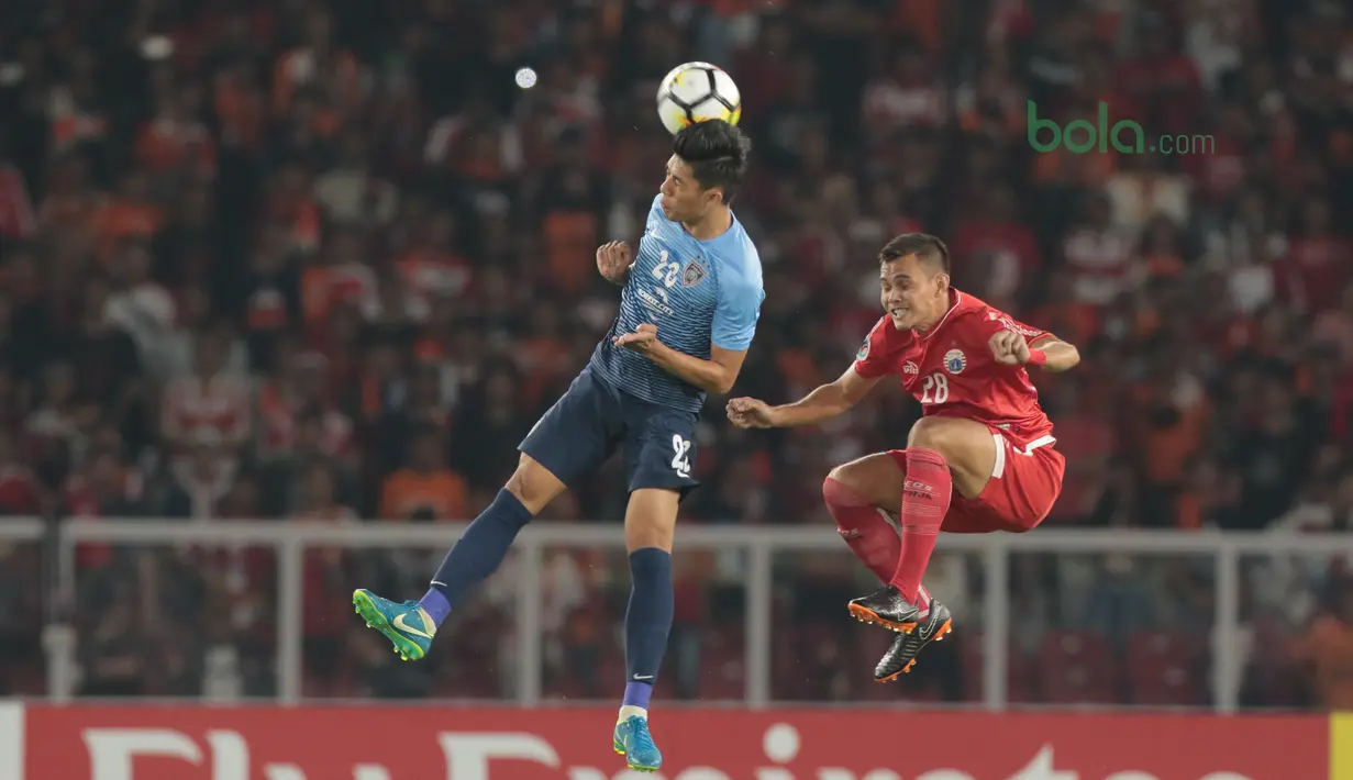 Duel pemain Persija Jakarta, Rezaldi Hehanussad an pemain JDT pada laga Piala AFC 2018 di Stadion Utama Gelora Bung Karno, Jakarta, Selasa (10/4/2018). Persija Jakarta menang 4-0.  (Bola.com/Nick Hanoatubun)