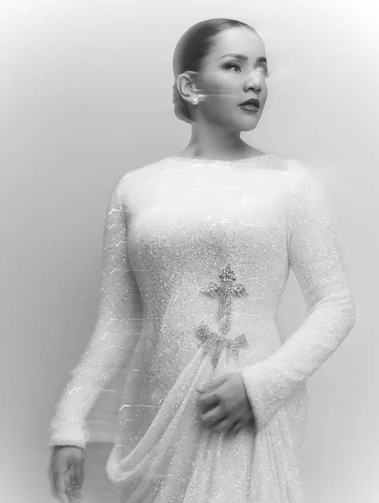 Angel Pieters tak kalah menawan dengan penampilan bak malaikat dengan gaun putih di atas panggung [@stellarisa]