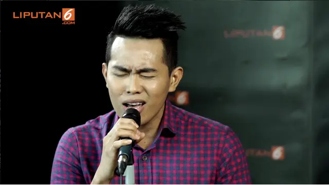 Alfian Kadang membawakan salah satu lagu hits berjudul Cinta Datang Terlambat