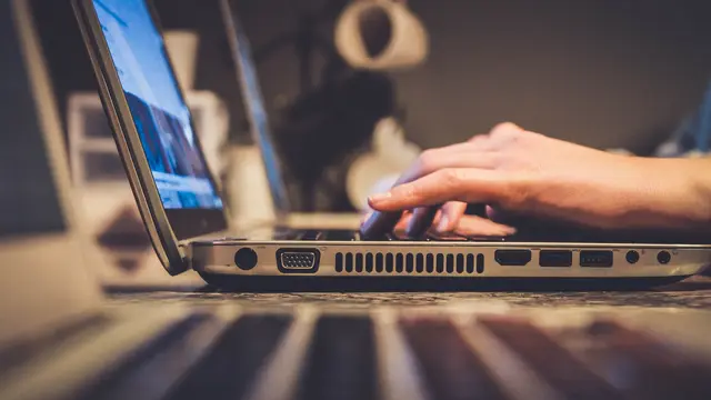 Pengguna Internet. Credit: John Schnobrich/Unsplash