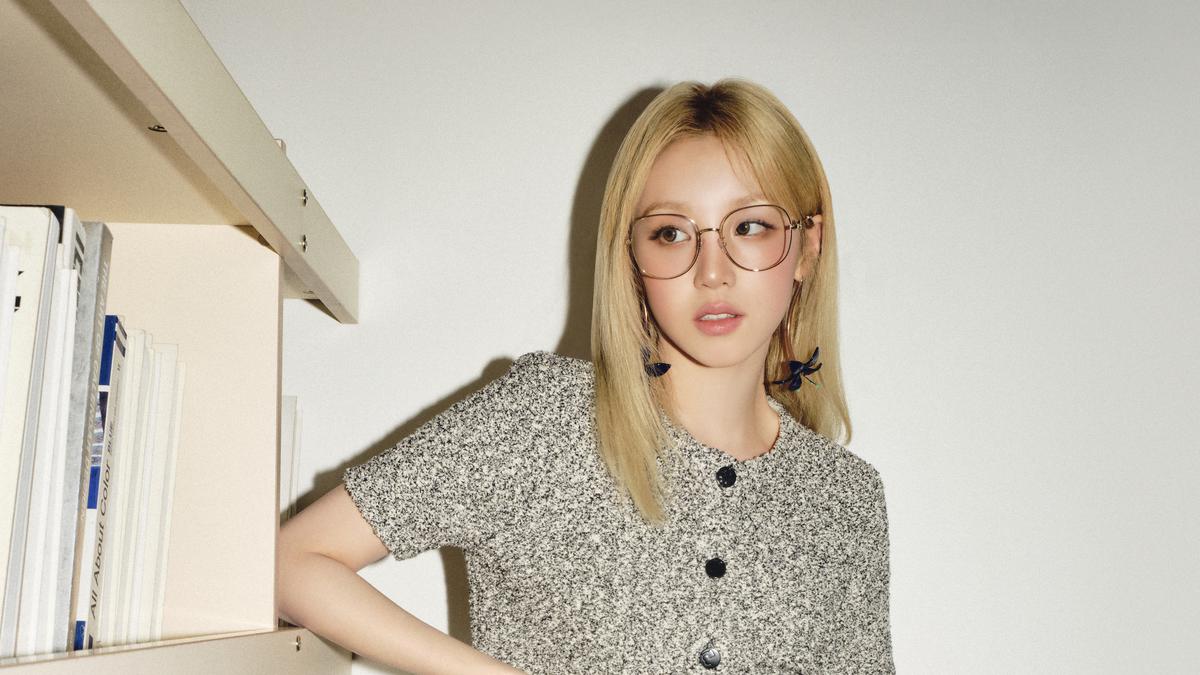 OOTD Karismatik Song Yuqi dengan Padu Padan Tas, Tampilan Gaya Vibrant Khas Gen Z