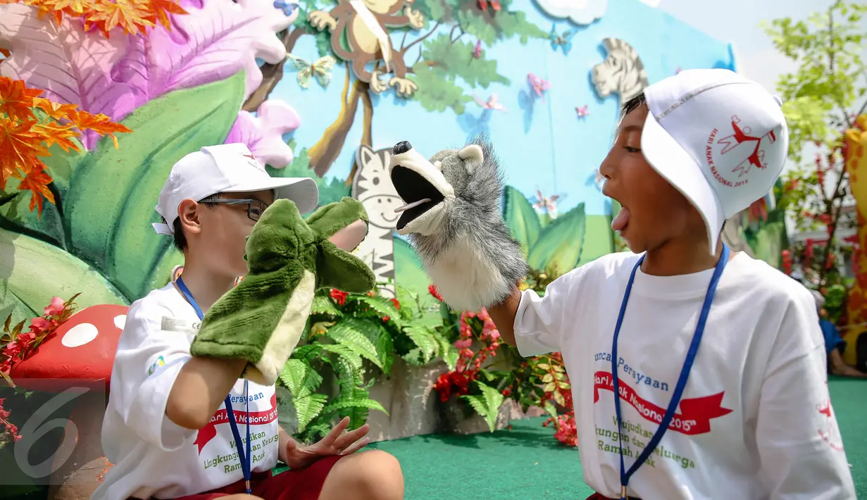 Dua orang anak bermain boneka di stand Cerita Dongeng acara puncak Peringatan Hari Anak Nasional di Istana Bogor, Selasa (11/8/2015). Acara ini dihadiri oleh ratusan anak-anak dari berbagai daerah di Indonesia. (Liputan6.com/Faizal Fanani)