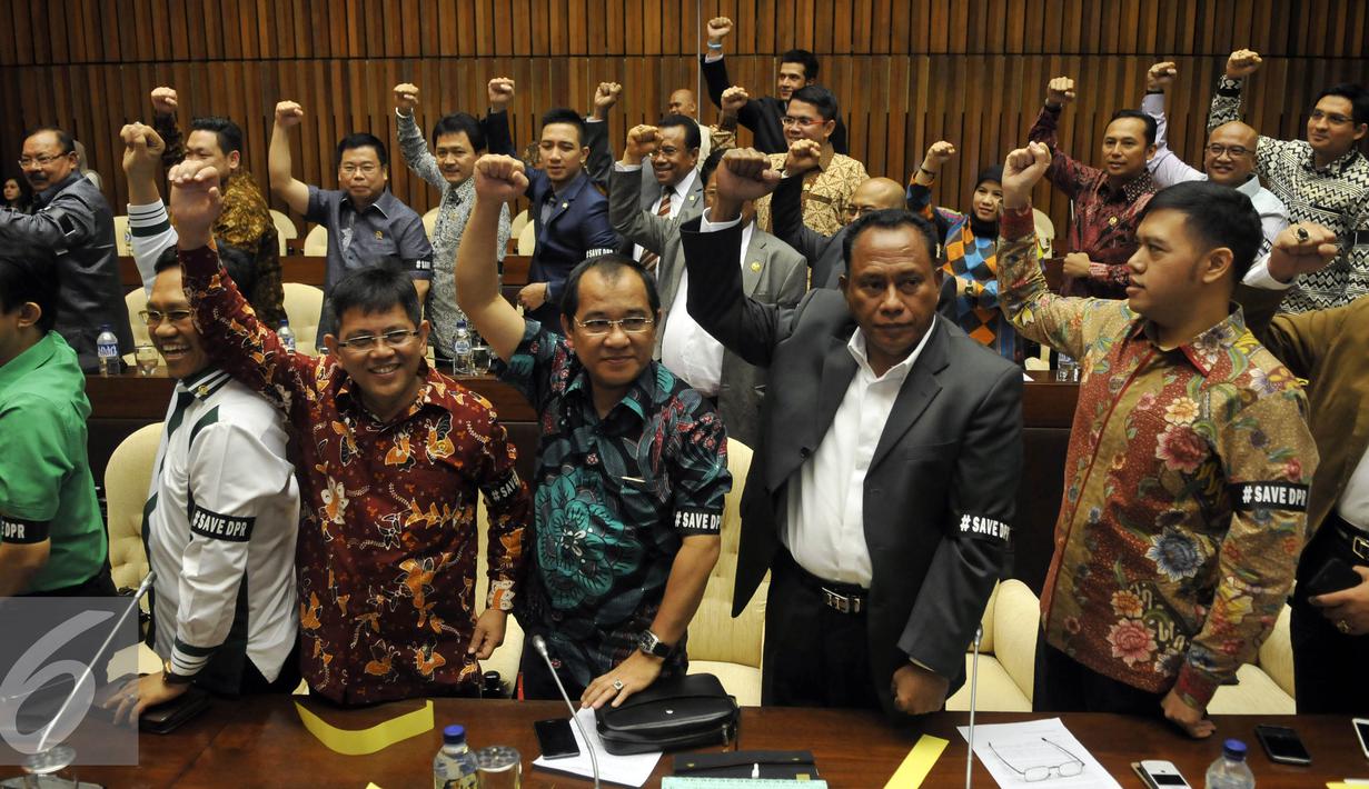 Anggota DPR Lintas Fraksi mendeklarasikan untuk menyelamatkan Kehormatan DPR, meminta Setya Novanto Turun Dari Jabatannya, Jakarta, Selasa (15/12). Aksi dilakukan karena keprihatinan sidang MKD terkait Kasus Setya Novanto. (Liputan6.com/Johan Tallo)