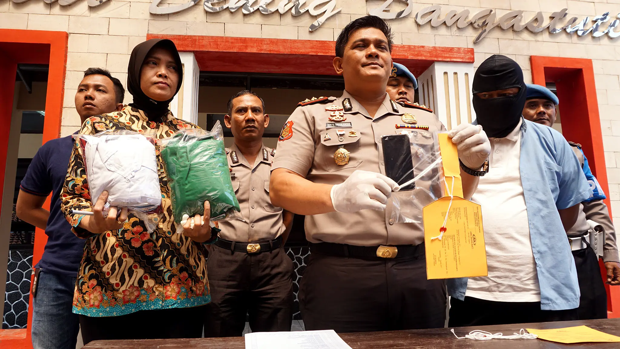 Kapolres Karanganyar AKBP Ade Safri Simanjuntak menunjukkan barang bukti tindak pencabulan yang dilakukan guru agama SD di Jaten, Karanganyar, Jumat (11/8).(Liputan6.com/Fajar Abrori)