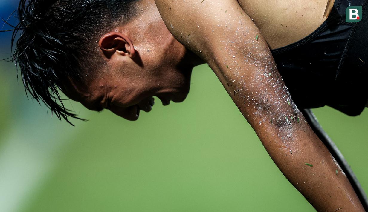 Tangis gelandang Persib Bandung, Beckham Putra pecah usai mencetak gol ketiga timnya ke gawang Madura United pada laga leg kedua final Championship Series BRI Liga 1 2023/2024 di Stadion Gelora Bangkalan, Madura, Jumat (31/5/2024). (Bola.com/Bagaskara Lazuardi)