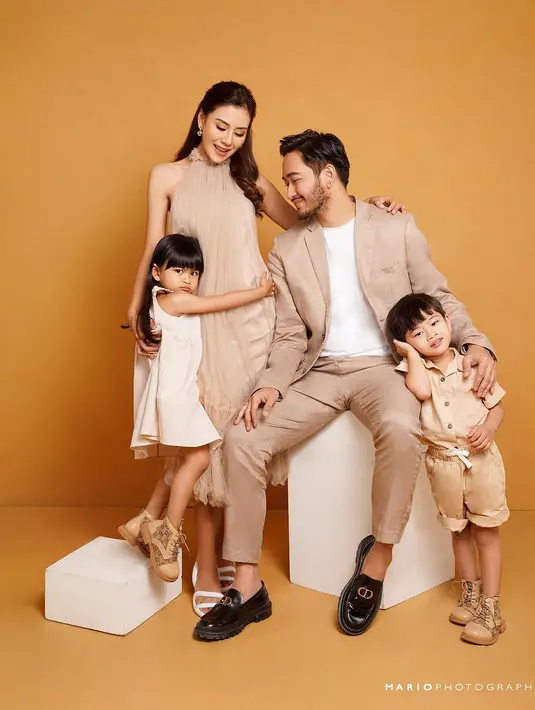 Dua buah hati mereka juga tak ketinggalan mengenakan outfit senada dalam palet warna khaki dan broken white. [Instagram/ @mariophotographie]