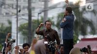 Ekspresi Mensesneg Prasetyo Hadi sempat berbeda ketika menemui dan berbicara langsung dengan pengunjuk rasa dari atas mobil. (Liputan6.com/Helmi Fithriansyah)