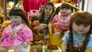 Supattar Wichainan mendadani boneka Look Thep (anak malaikat) di sebuah toko di department store, Bangkok, Selasa (26/1). Boneka yang diisi dengan roh anak kecil melalui ritual tertentu itu dianggap bisa membawa keberuntungan (REUTERS/Athit Perawongmetha)