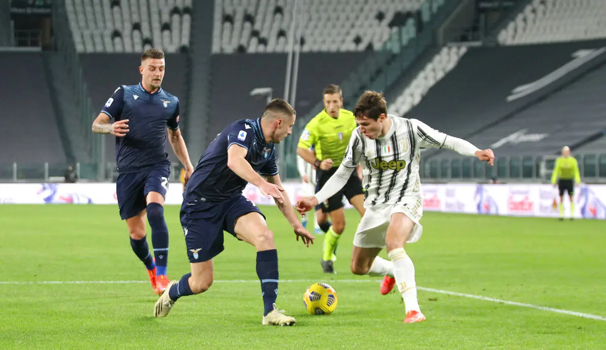 Penyerang Juventus, Federico Chiesa membawa bola saat bertanding melawan Lazio pada pada pertandingan lanjutan Liga Serie A Italia di Stadion Allianz Turin, Italia, Minggu (7/3/2021). Juventus kini hanya berselisih satu angka dari tim peringkat kedua, AC Milan. (Tano Pecoraro/LaPresse via AP)