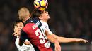 Pemain Genoa, Luca Rigoni (kiri) berebut bola dengan pemain AC Milan, Alessio Romagnoli pada lanjutan Serie A Italia di  Luigi Ferraris stadium,  Genoa, Rabu (25/10/2016) dini hari WIB.  (AFP/ Giuseppe Cacace)