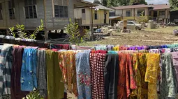 Pakaian digantung untuk dijemur di luar rumah satu minggu setelah banjir besar di pinggiran kota Bentong, negara bagian Pahang, Senin (27/12/2021). Beberapa negara bagian Malaysia dilanda banjir yang disebabkan hujan lebat dan lebih dari 30.000 orang terjebak banjir. (AP Photo/Vincent Thian)