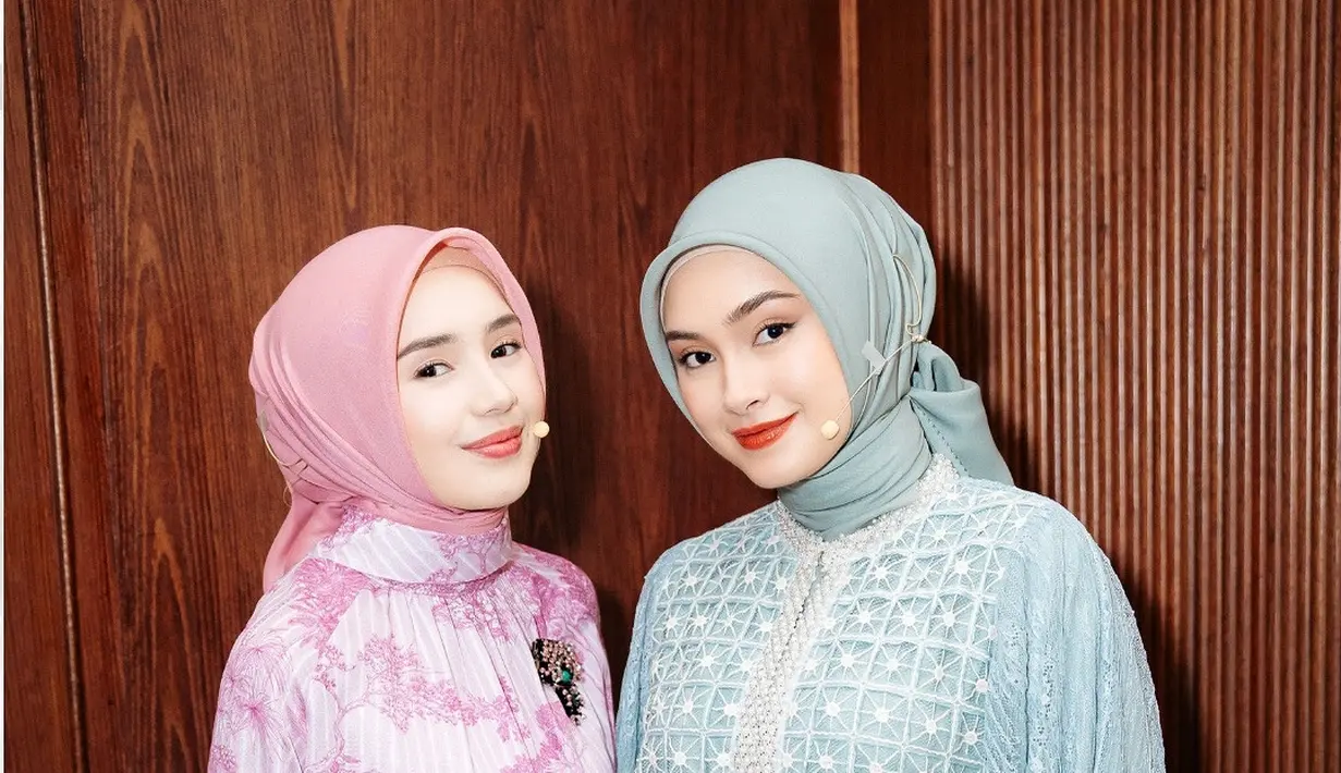 Penampilan berhijab Beby dan Caitlin langsung mencuri perhatian karena terlihat berbeda dari gaya mereka sehari-hari. Keduanya kompak mengenakan hijab yang dililitkan ke leher sambil menunjukkan gaun anggun mereka. Aura elegan mereka membuat para penggemar semakin tidak sabar menantikan film Setetes Embun Cinta Niyala di layar lebar. (Liputan6.com/IG/@caitlinhalderman)