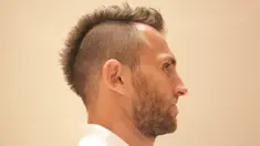 Striker Persib, Ilija Spasojevic, tampil dengan gaya baru kala bertandang ke Istana Negara memenuhi undangan Presiden Joko Widodo, Senin (19/10/2015). (Bola.com/Vitalis Yogi Trisna)