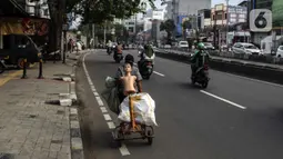 Kondisi lalu lintas di Jalan Warung Buncit Raya yang kini diganti dengan nama Jalan Hajah Tutty Alawiyah, Jakarta, Senin (27/6/2022). Gubernur DKI Jakarta Anies Baswedan baru saja mengganti 22 nama jalan di Jakarta, salah satunya Jalan Warung Buncit Raya. (Liputan6.com/Johan Tallo)