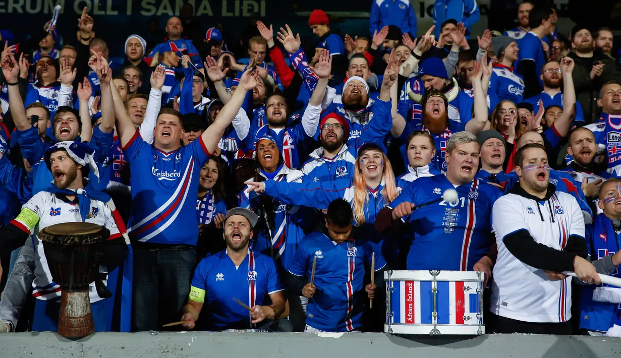 Suporter merayakan kemenangan timnas Islandia atas Kosovo 2-0 pada laga Grup I Kualifikasi Piala Dunia 2018 di Laugardalsvollur, Senin (9/10). Islandia mencatat sejarah sebagai negara terkecil yang lolos ke Piala Dunia. (AP/Brynjar Gunnarsson)