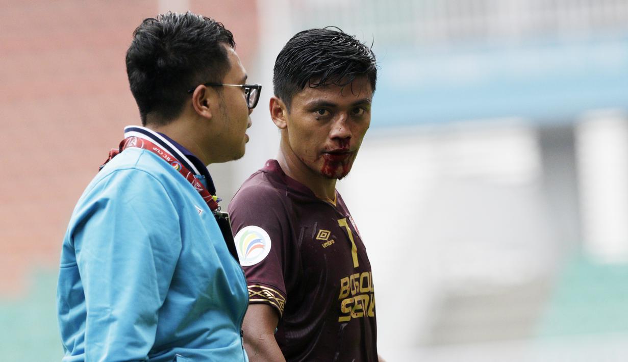 Pemain PSM Makassar, Irsyad Maulana, mengalami cedera di hidung usai mencetak gol ke gawang Lalenok United pada laga Piala AFC di Stadion Pakansari, Bogor, Jawa Barat, Rabu (29/1/2020). PSM menang 3-1 atas Lalenok United. (Bola.com/M Iqbal Ichsan)