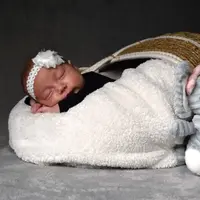 Ilustrasi bayi perempuan. (Photo by Emma on Unsplash)