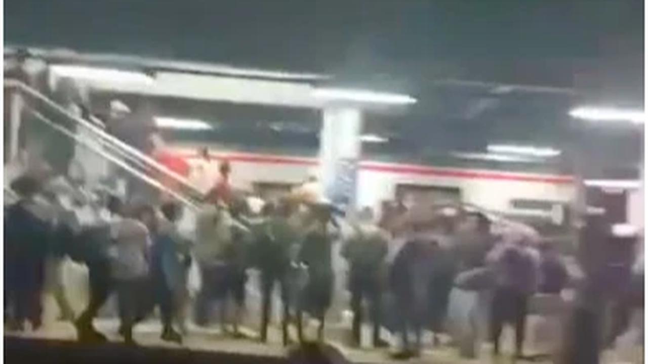 PT Kereta Api Indonesia (Persero) menyampaikan permohonan maaf kepada pelanggan atas insiden operasional yang terjadi di wilayah Stasiun Bekasi Timur. (Istimewa)