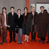 Interaksi singkat namun berkesan itu langsung mencuri perhatian penggemar, menghadirkan perpaduan bintang K-Pop generasi ke-4 dalam panggung mode internasional. [Dok/X].