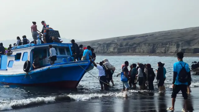 Wisatawan Nekat Naik Lereng Gunung Anak Krakatau, Padahal Status Masih Siaga Level III