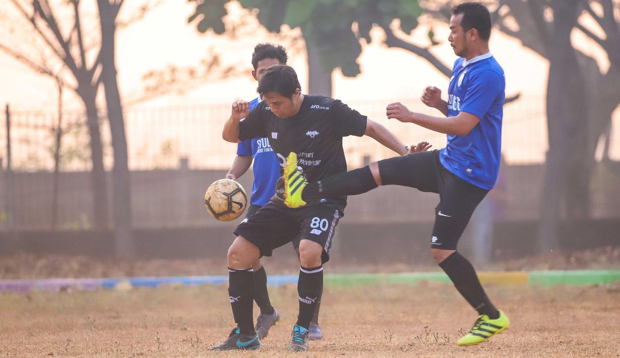 Pemain berebut bola saat laga Liga Ayo Jakarta 2019. (Liga Ayo)