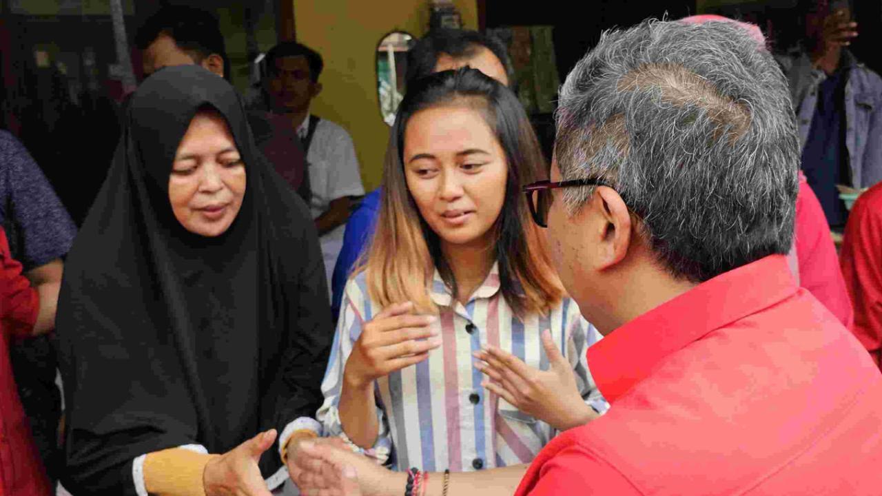 Sekjen PDI Perjuangan Hasto Kristiyanto mendatangi kediaman keluarga almarhum Muhandi Mawarto, Sabtu (13/1).