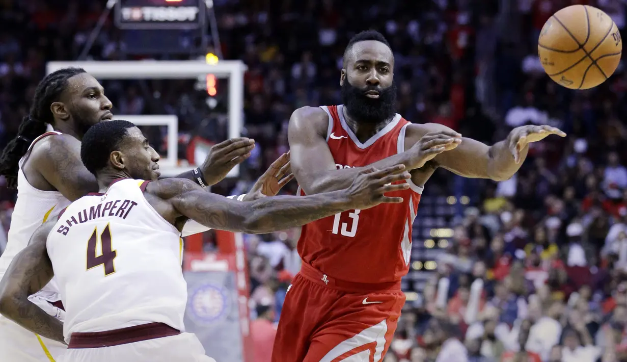 Pemain Houston Rockets, James Harden (13) melepaskan umpan melewati adangan pemain Cavaliers pada laga NBA basketball game di Toyota Center, Houtson, (9/11/2017). Houtson menang  atas Cavs 117-113. (AP/Michael Wyke)