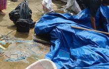FOTO: Antisipasi Banjir Musiman, Warga Pejaten Timur Dirikan Tenda Darurat di Atas Rumah