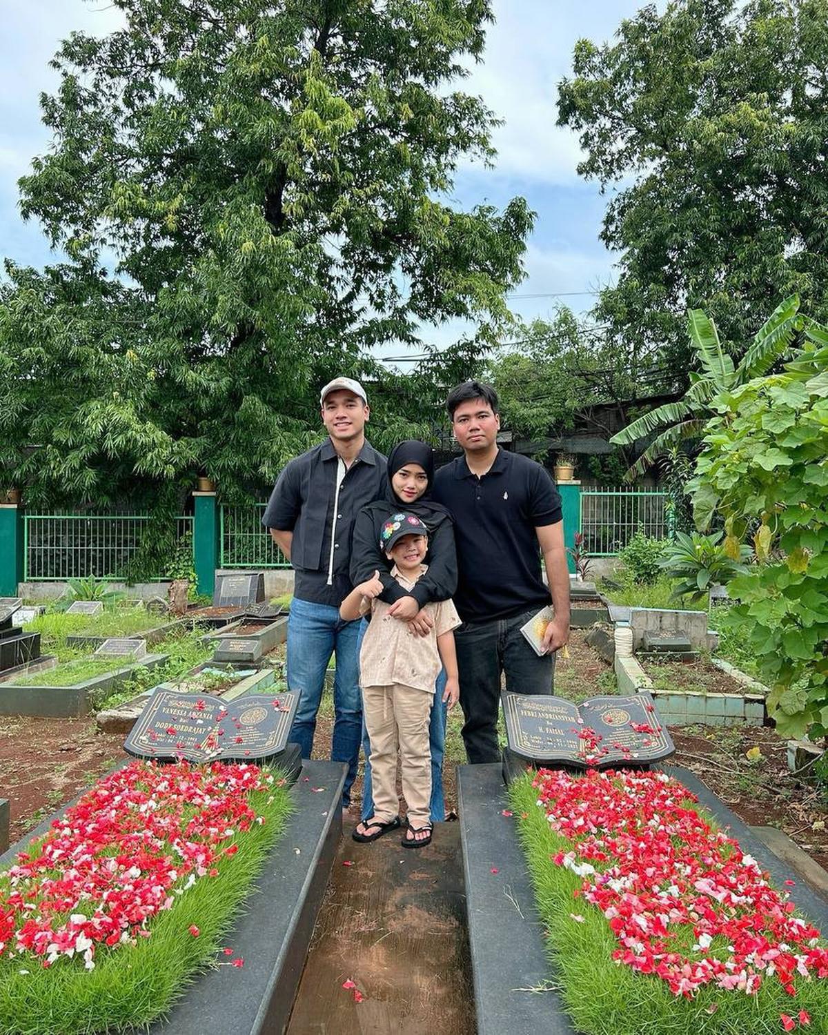 Hari Ultah Vanessa Angel, Ini 8 Potret Momen Fuji dan Fadly Faisal Ajak Gala Nyekar ke Makam Orangtuanya