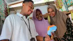 Ragaia Sosir menjalankan peran sebagai BRILink Agen di Kampung Arar, Sorong, Papua Barat Daya. Melalui kiosnya, warga dapat melakukan sejumlah transaksi seperti penarikan, pengisian saldo, pembelian pulsa dan token listrik tanpa harus menyeberang dan bepergian jauh. (Sumber: BRI/Advertorial)