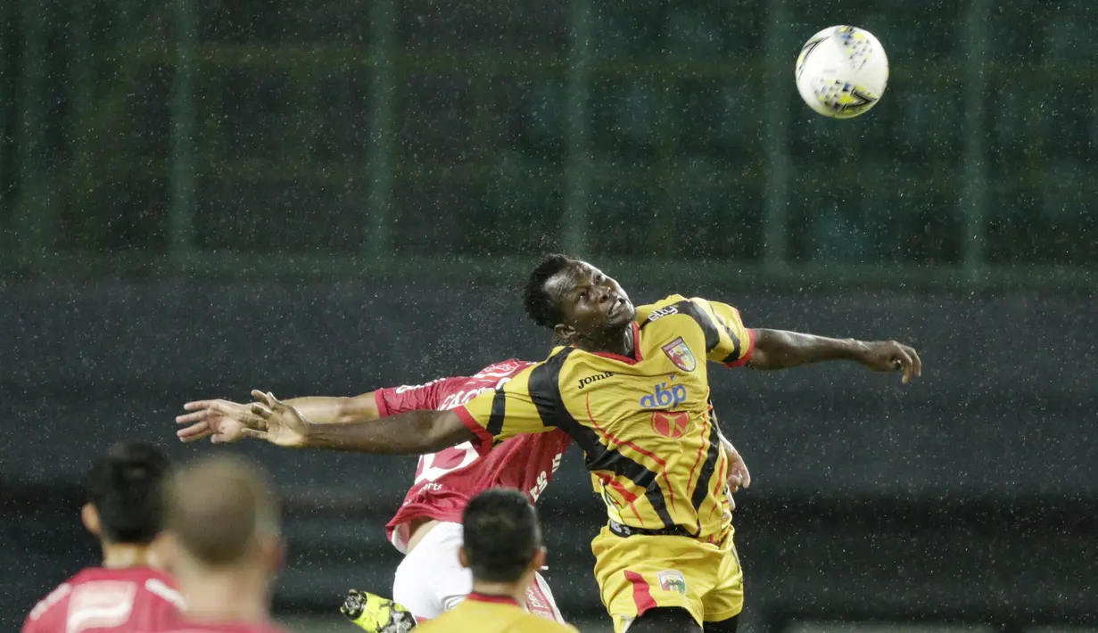 Bek Bali United, Willian Pacheco, duel udara dengan pemain Mitra Kukar, Musa C Njie, pada laga Piala Presiden 2019 di Stadion Patriot, Jawa Barat, Minggu (3/3). Bali United menang 3-0 atas Mitra Kukar. (Bola.com/M Iqbal Ichsan)