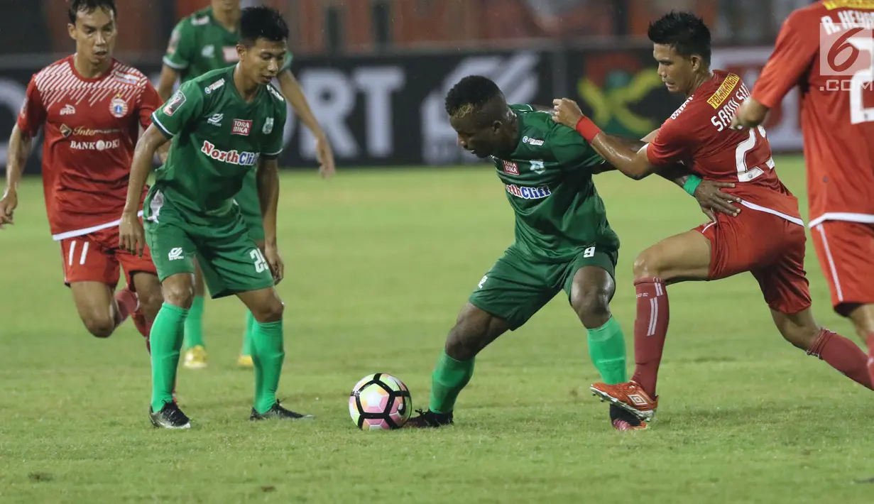 Gelandang Persija, Sandi Sutte (kedua kanan) menahan pergerakan N Guessan Kissito W Yessoh di laga pertama semifinal Piala Presiden 2018 di Stadion Manahan, Solo, Jawa Tengah, Sabtu (10/2). Persija menang 4-1 atas PSMS. (Liputan6.com/Helmi Fithriansyah)
