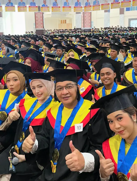 Momen wisuda ini pun diwarnai dengan keharuan, terutama saat Pasha dan Adelia saling mendukung dan berbagi kebahagiaan. Kehangatan yang terpancar dari pasangan ini membuat banyak orang terinspirasi dan merasa bahwa mereka adalah contoh nyata dari pasangan yang saling mendukung dalam segala hal. (Liputan6.com/IG/@pashaungu_vm)