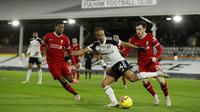 Pemain FulhamBobby Decordova-Reid (tengah) mengoper bola saat melawan Fulham pada pertandingan Liga Premier Inggris di Stadion Craven Cottage, London, Minggu (13/12/2020). Liverpool dan Fulham bermain imbang 1-1. (AP photo/Matt Dunham, Pool)