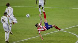Pemain Atletico Madrid, Saul, melakukan tendangan salto saat melawan Real Madrid pada laga Piala Super Spanyol di King Abdulla Sports City, Jeddah, Senin (13/1/2020). Real Madrid menang adu penalti 4-1 atas Atletico Madrid. (AP/Amr Nabil)