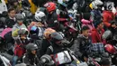 Pemudik berkendara sepeda motor menanti waktu masuk kapal penyeberangan di Dermaga 1 Pelabuhan Penyebrangan Merak, Banten, Sabtu (1/6/2019). Diperkirakan puncak arus mudik menuju pulau Sumatera akan terjadi pada Sabtu (1/6) dan Minggu (2/6). (Liputan6.com/Helmi Fithriansyah)