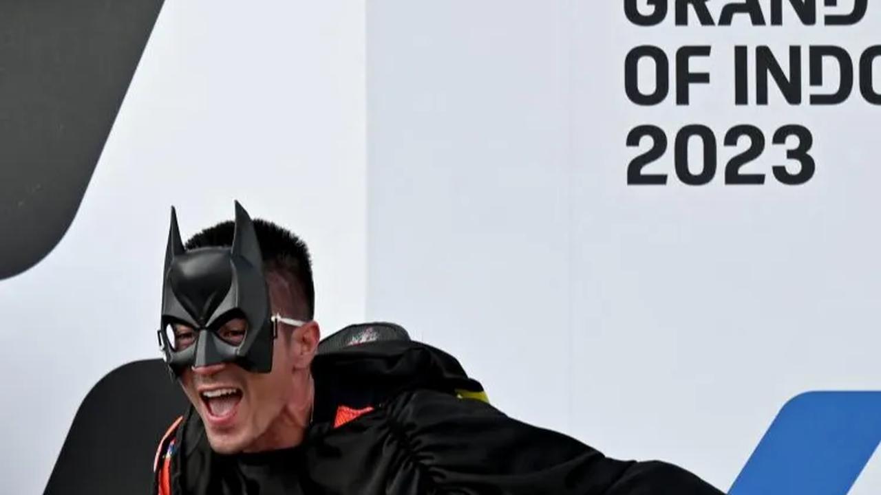 Sementara itu, Maverick Vinales melakukan selebrasi unik. Dia tampil dalam kostum Batman.