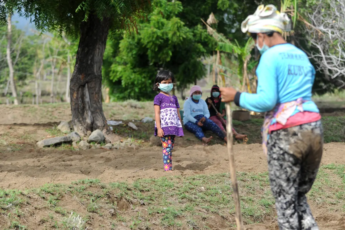 Antisipasi Debu Vulkanik Gunung Agung, Warga Kenakan Masker