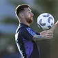 Penyerang Argentina Lionel Messi mengontrol bola saat sesi latihan timnas sebelum babak kualifikasi Piala Dunia 2026  zona Conmebol, di fasilitas Asosiasi Sepak Bola Argentina di Buenos Aires, Selasa, 14 November 2023. (AP Photo/Gustavo Garello)