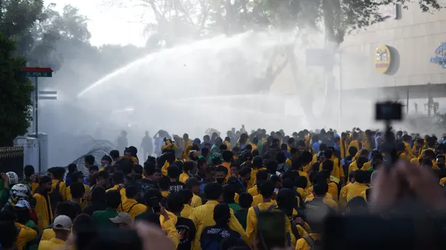 6 Potret Aksi Demo Buruh-Mahasiswa Tolak Kenaikan BBM di Palembang