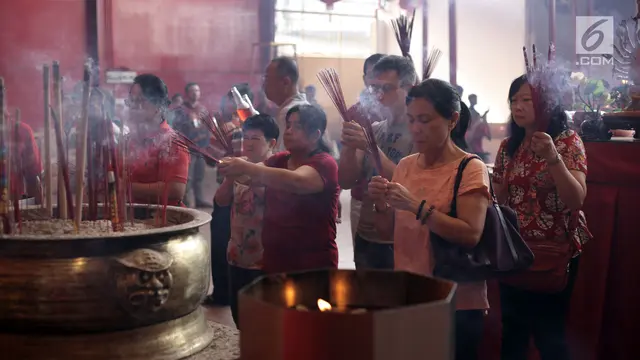 Sembahyang Imlek di Vihara Dharma Bakti