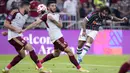 Bek Fluminense, Marcelo (kanan) melepaskan tendangan dari dalam kotak penalti Al Ahly pada laga semifinal Piala Dunia Klub 2023 di King Abdullah Sports City Stadium, Arab Saudi, Selasa (19/12/2023) dini hari WIB. (AP Photo/Manu Fernandez)