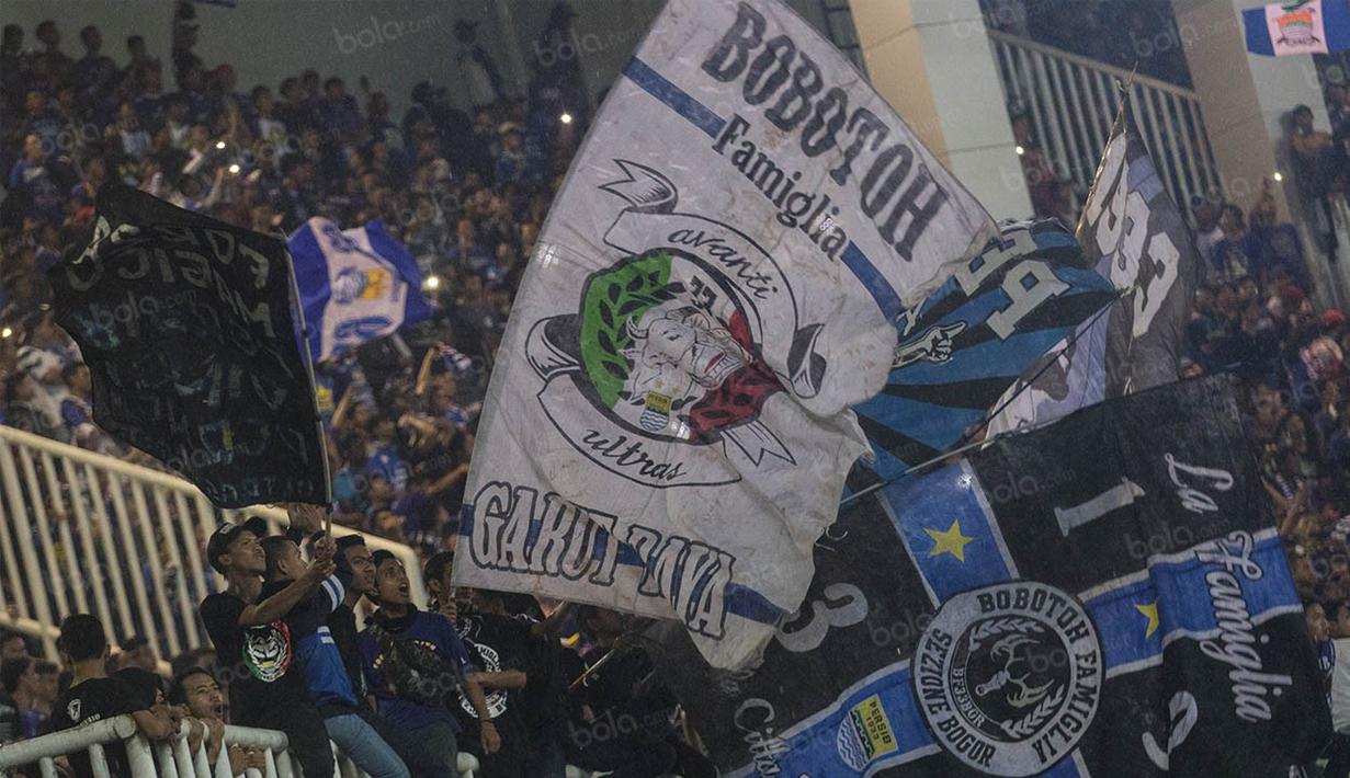 Bobotoh merayakan keberhasilan Persib menaklukkan Barito Putera pada laga TSC 2016 di Stadion Pakansari, Bogor, Jawa Barat, Sabtu (13/8/2016). Persib menang 2-0 atas Barito Putera. (Bola.com/Vitalis Yogi Trisna)